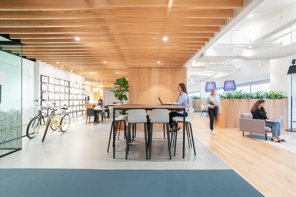The Colonnade, 15305 Dallas Pkwy Office Space - Addison