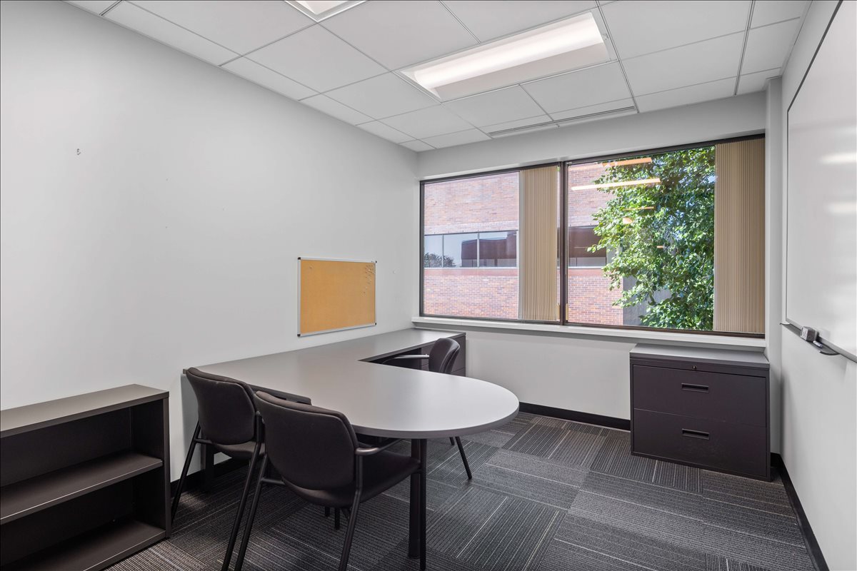 10 Burlington Mall Road, Suite 301 Office Images