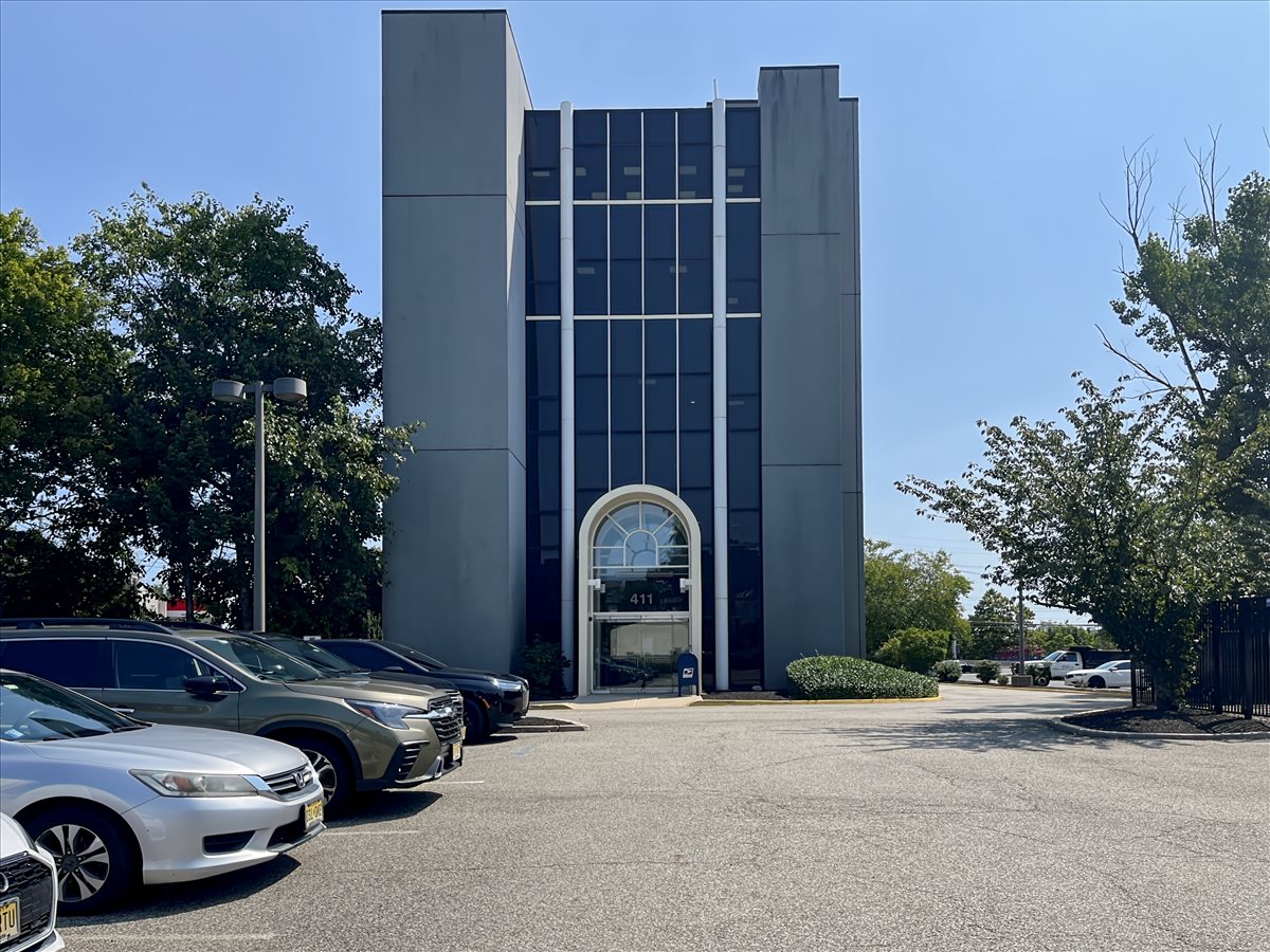 411 State Route 17 available for companies in Hackensack