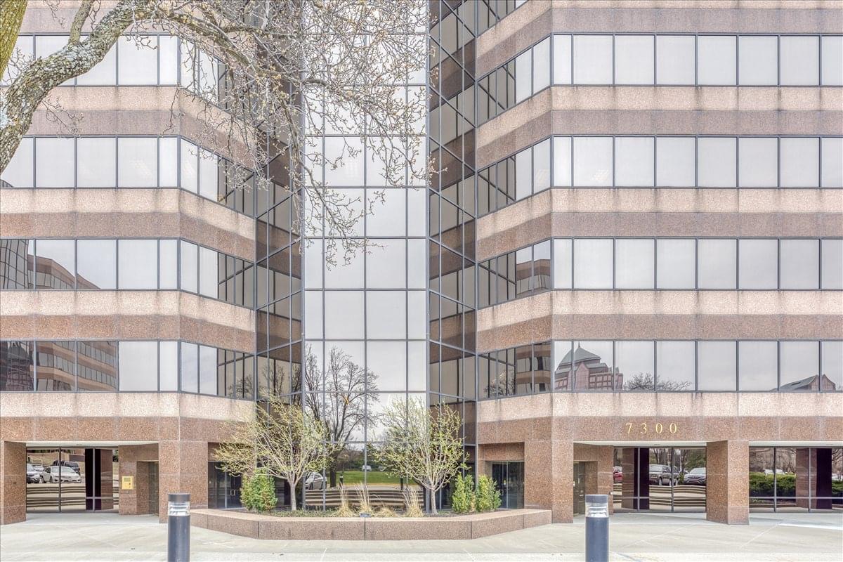 Commerce Plaza I available for companies in Overland Park