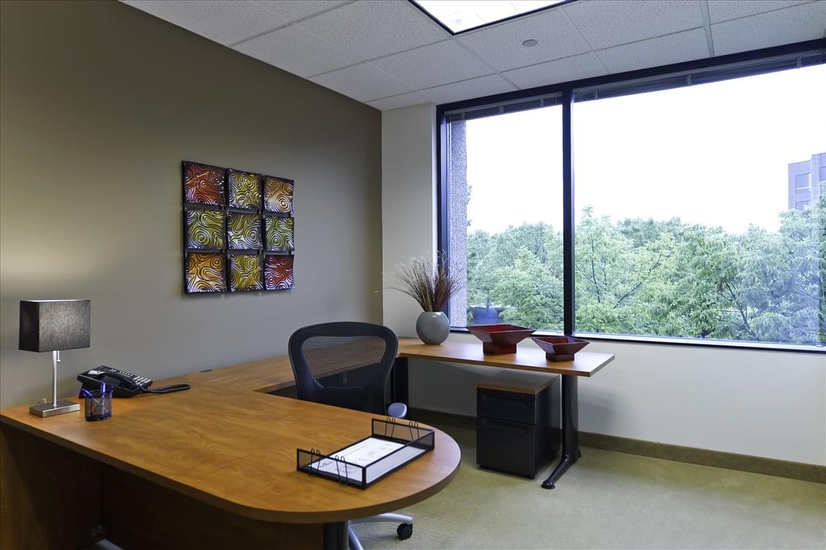6100 Oak Tree Blvd Office Images