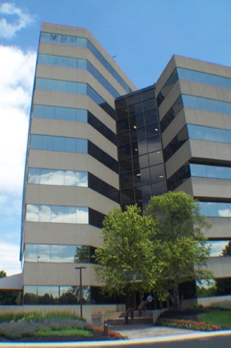 655 Metro Pl S Office Images