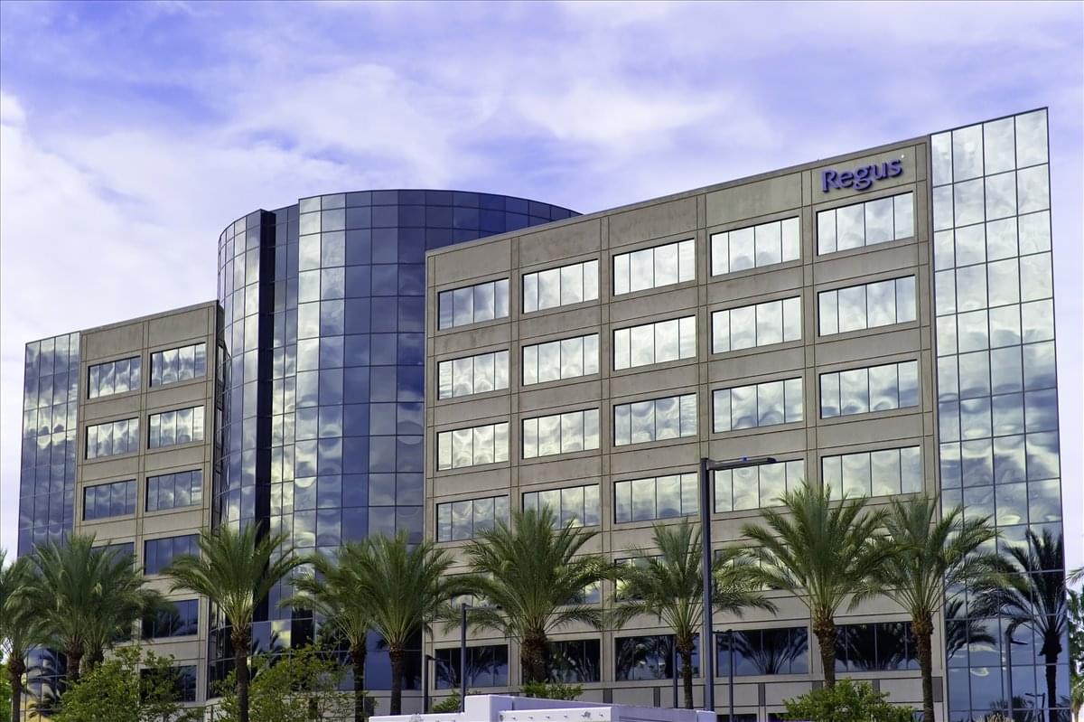 Lakeshore Center available for companies in Ontario