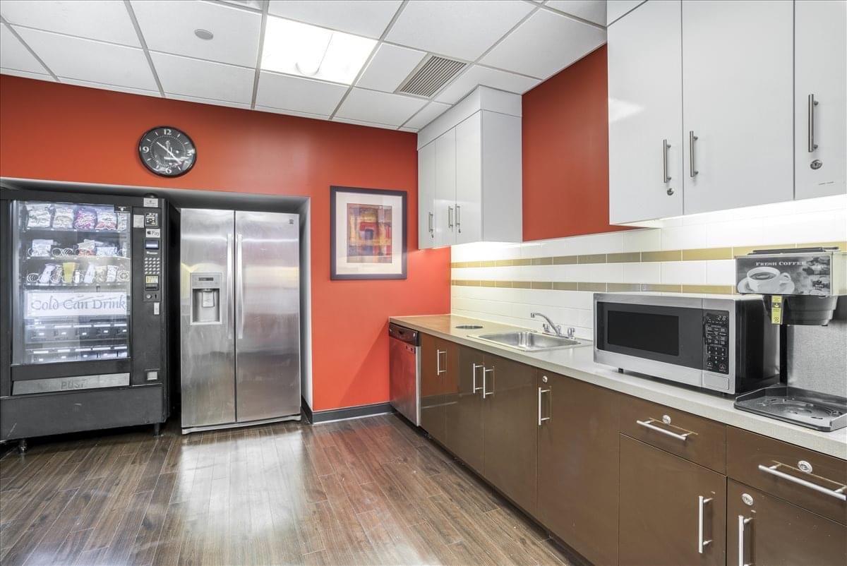 777 Westchester Ave Office Images