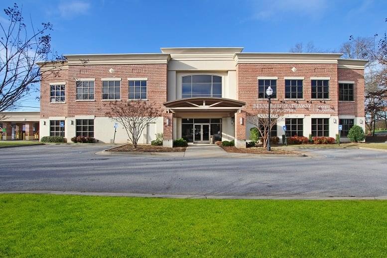 Main Street Office Center available for companies in Fayetteville