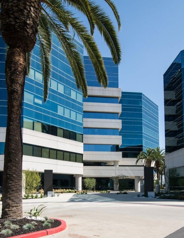 6 Centerpointe Dr available for companies in La Palma