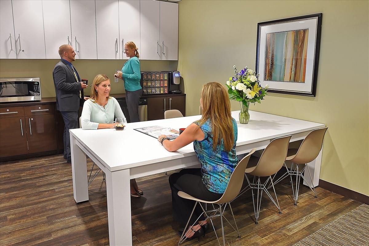 200 Continental Dr Office Images