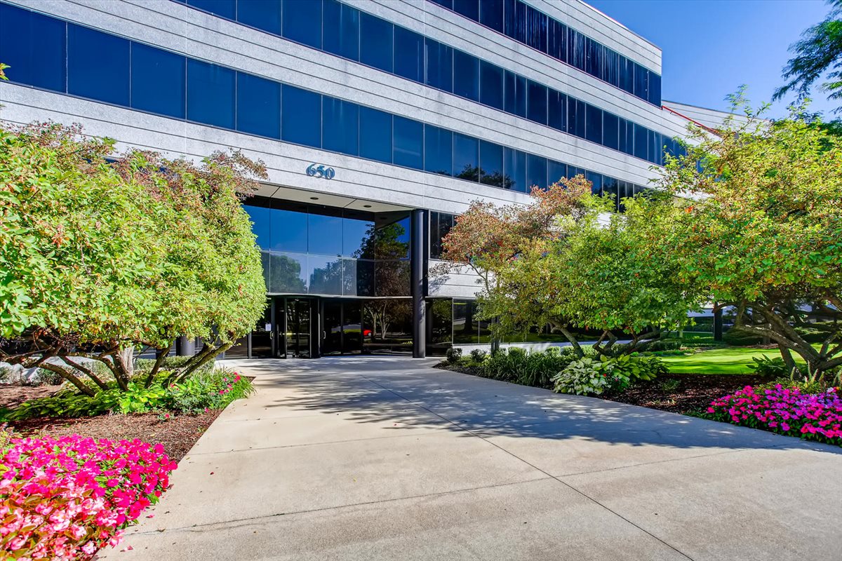 Corporetum Office Campus, 650 Warrenville Rd Office Images