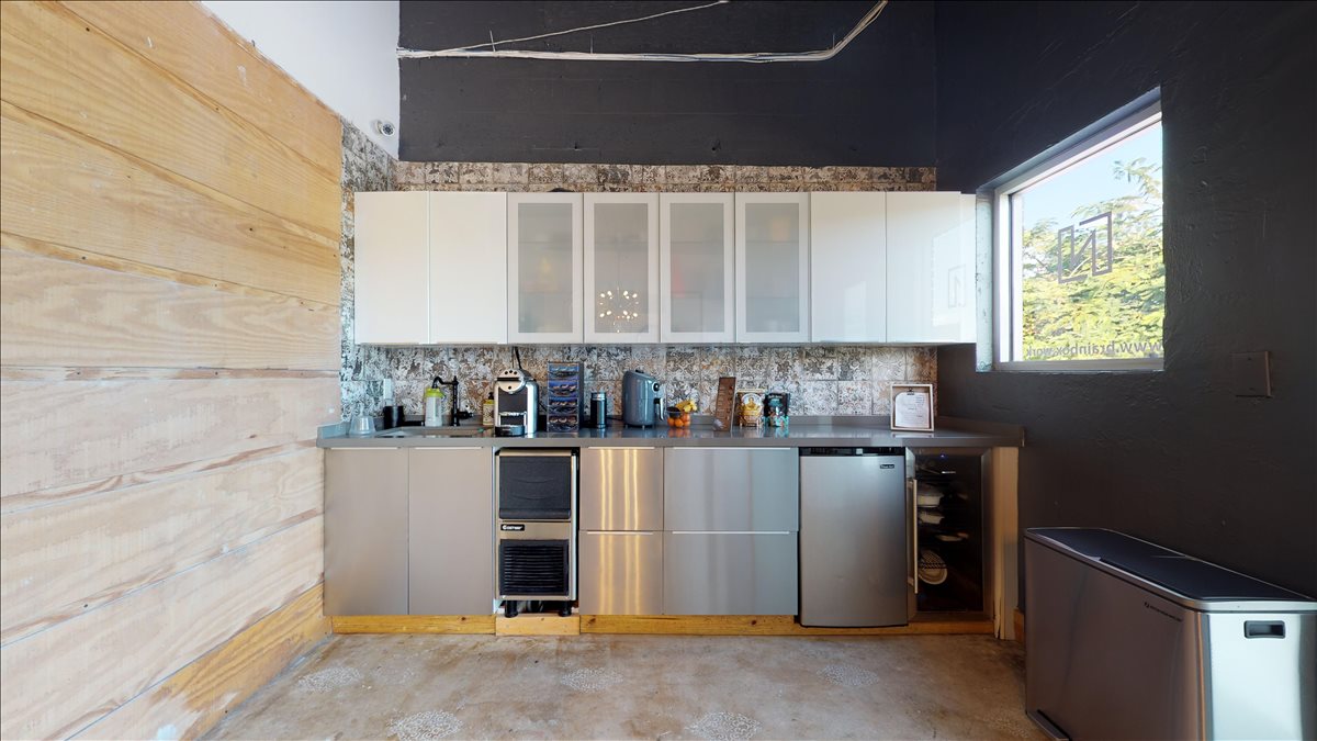 142 NW 37th St Office Space - Miami