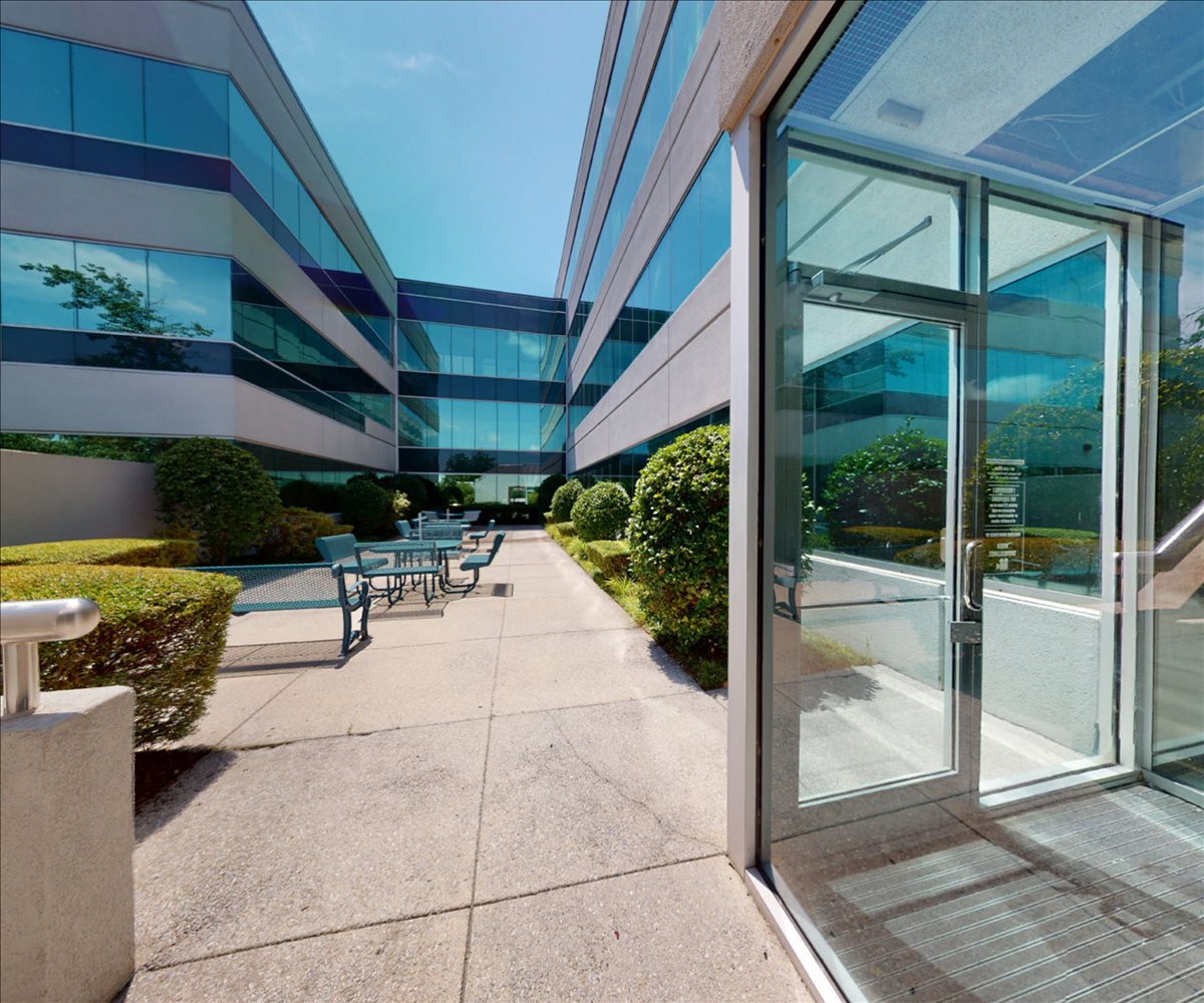 1810 Pyramid Place Office Images